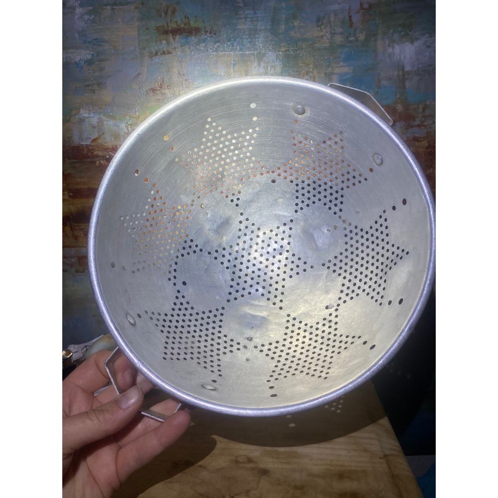 Vintage Aluminum Star Pattern Colander Footed Strainer Made in‎ Hong Kong Silver